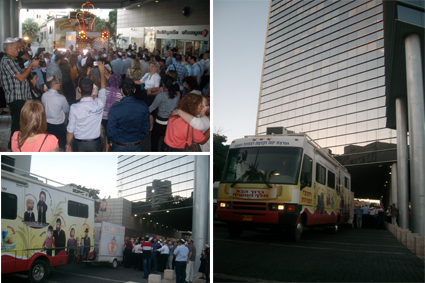 הטנקים בראש הכנסת ספר תורה למשרדי בנק הפועלים