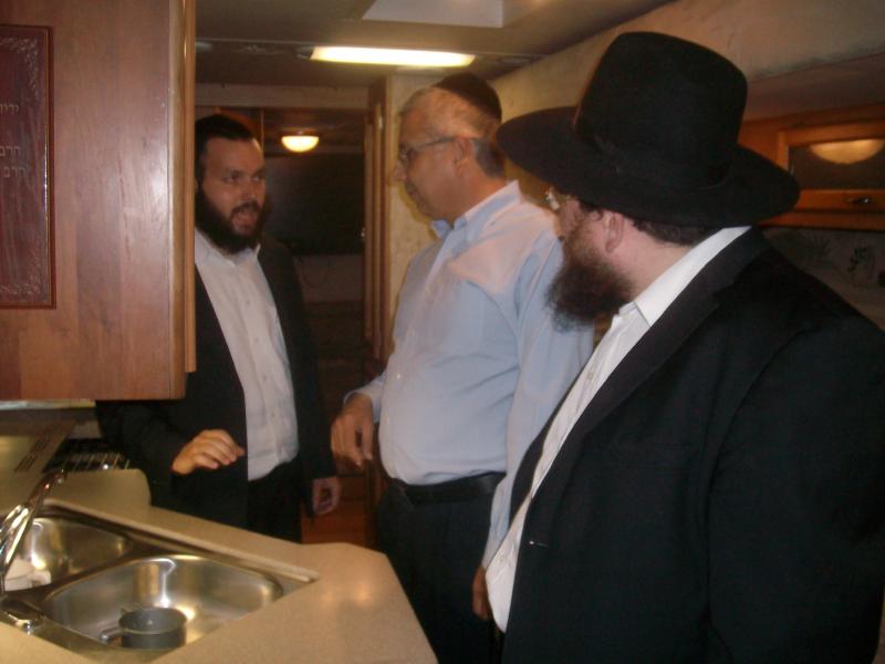 מנכ"ל בנק הפועלים מר ציון קינן ביקר בטנק 17 של ניידות חב"ד