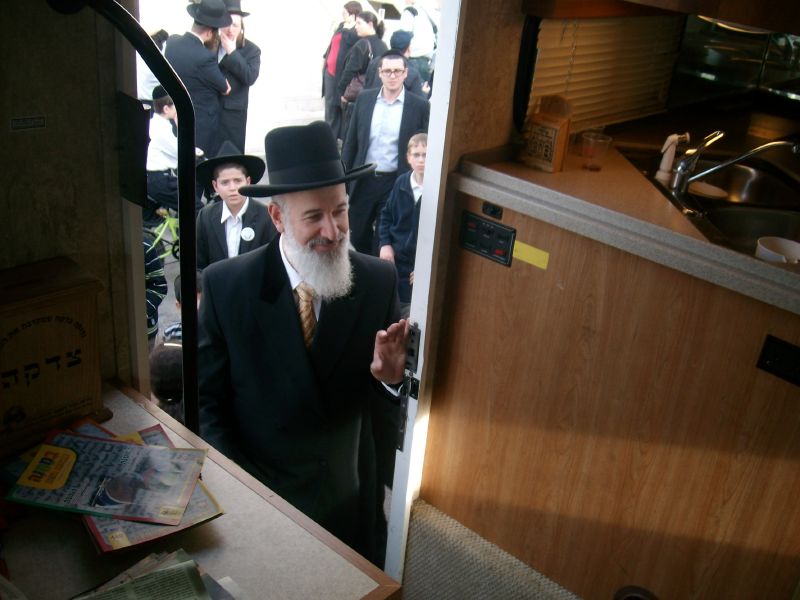 הרב הראשי לישראל הרב יונה מצגר בטנק המבצעים