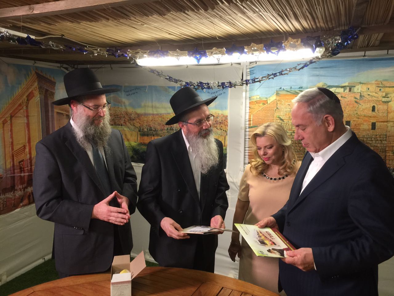  ראשי מוסדות חב"ד העניקו סט ארבעת המינים לראש הממשלה