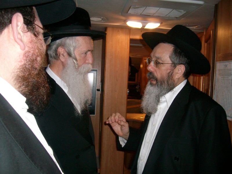 הרב גרוסמן ביקר בטנק המבצעים