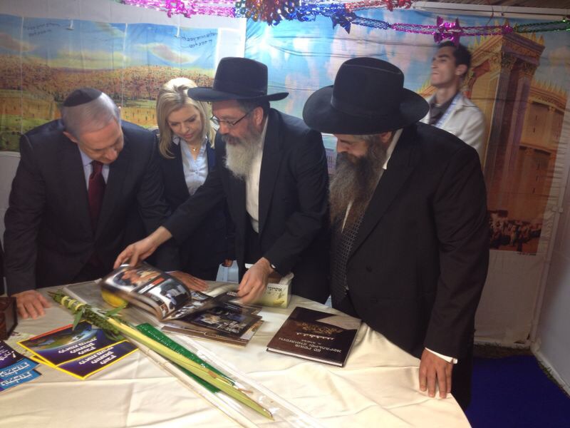 הרב נחשון והרב אסמן העניקו ד' מינים לראש הממשלה