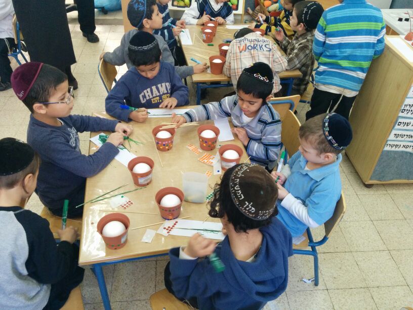 מאות ילדים בסדנאות ט"ו בשבט של ניידות חב"ד