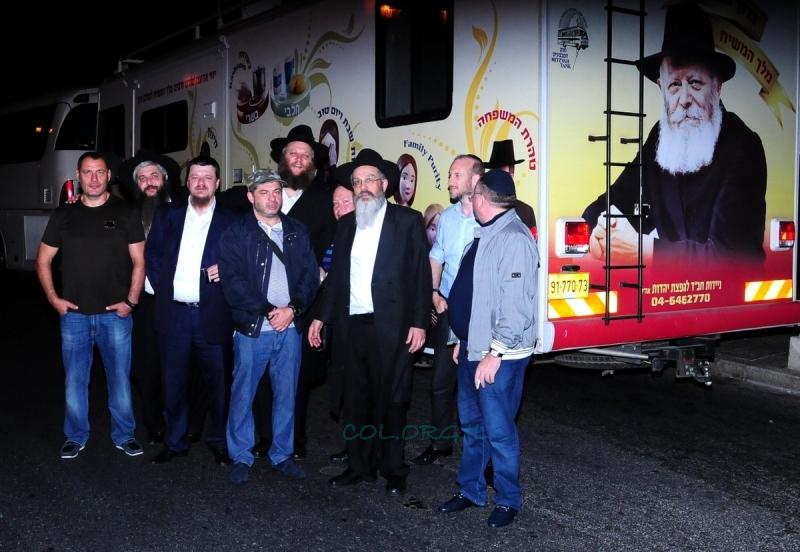 הגבירים התכוננו לאמירת סליחות והתוועדו בטנק המבצעים