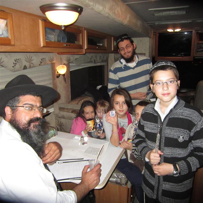 מאות בתי ספר ישתתפו במסיבת קבלת התורה ע"י ניידות חב"ד